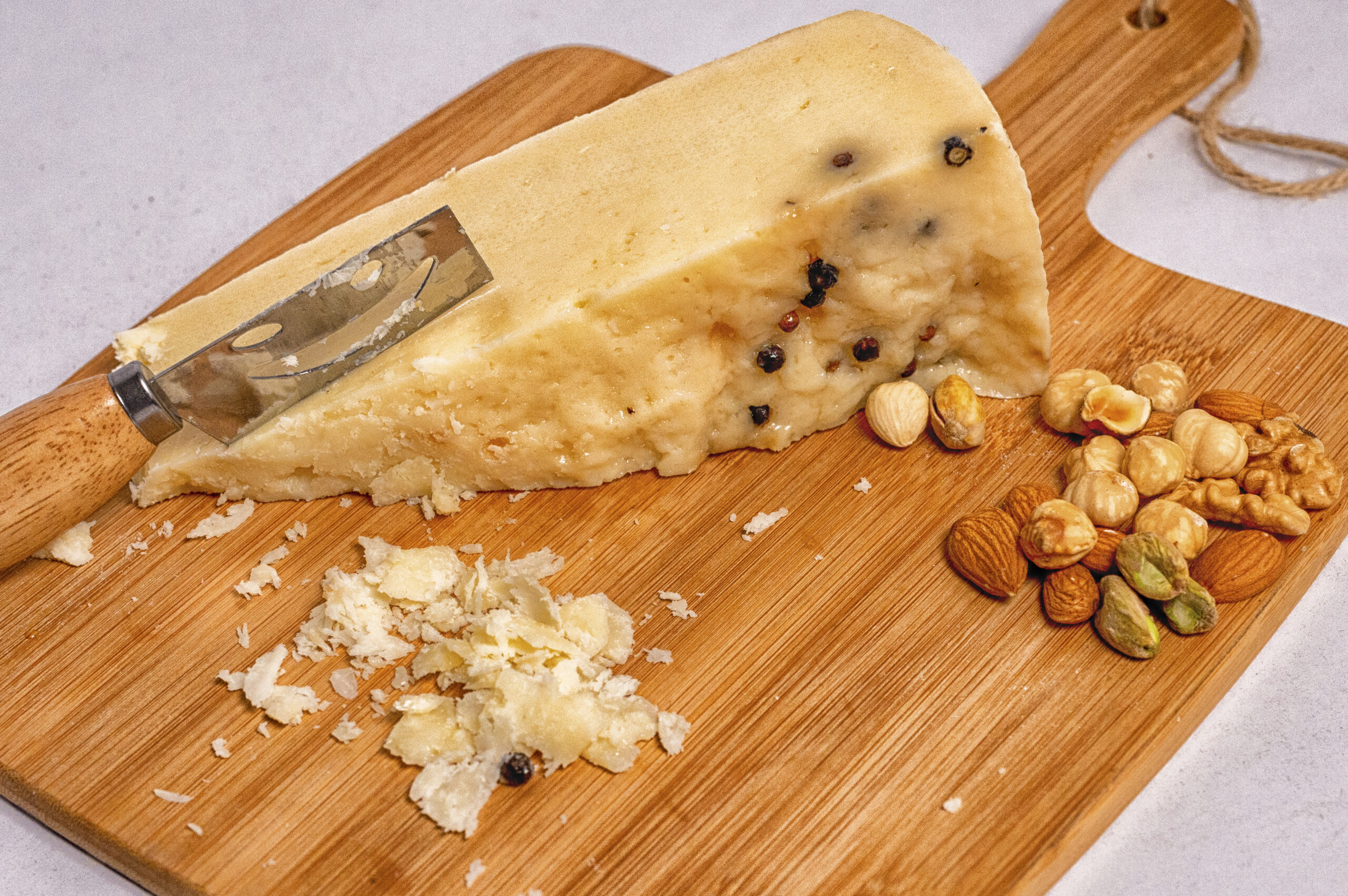 Formaggio Stagionato con Pepe Nero